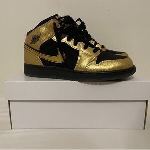 Air Jordan 1 Mid GS Metallic Gold Coin
7Youth